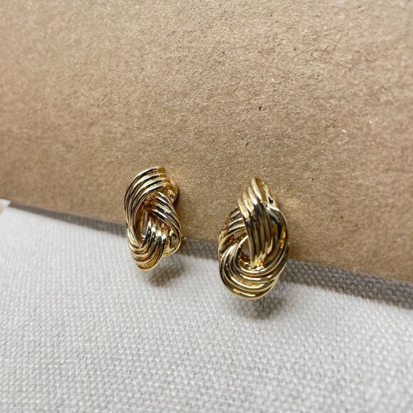 The Jewelry Group TJG Signed Gold Tone Knotted Clip On Statement Earrings Marked - Picture 3 of 15